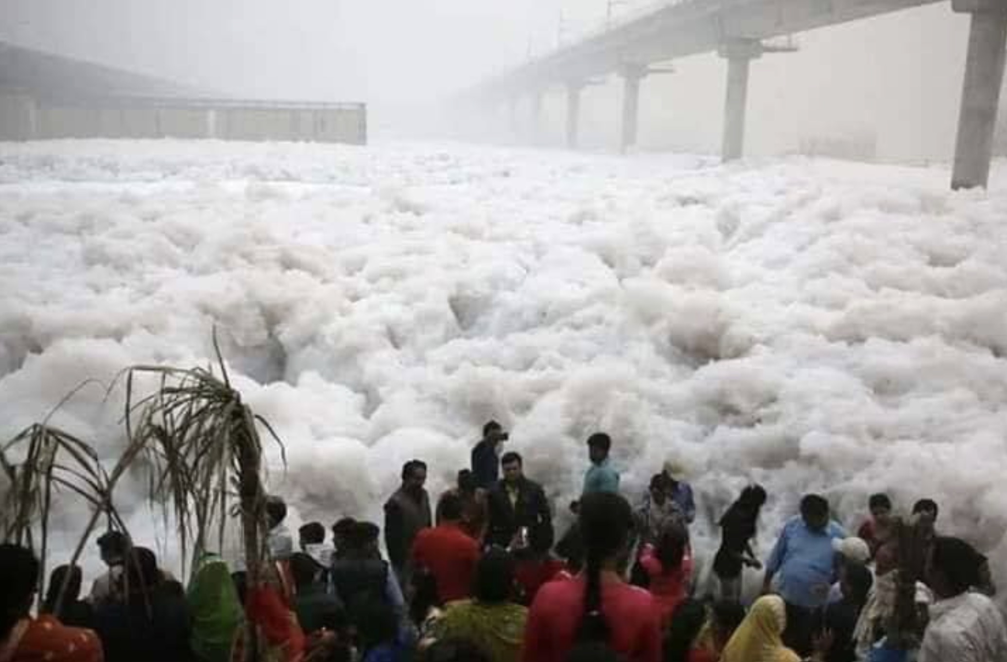 34 Pics of People Chilling in Toxic Rivers